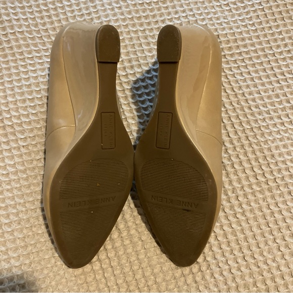 Anne Klein Women's Tan Wedge Shoes Pumps, Size 7 - Picture 4 of 6